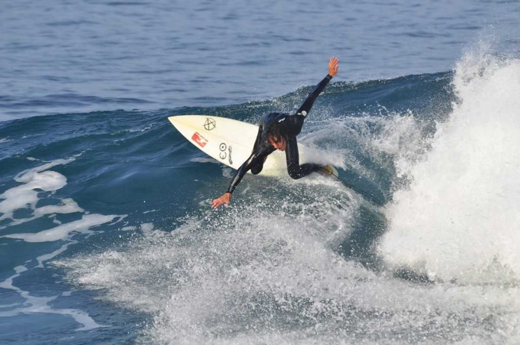 Zaawansowany surfer wykonujący top turn na Lanzarote