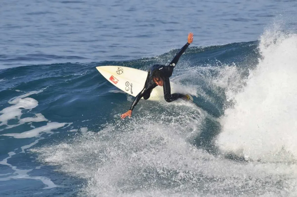 Surfeur avancé réalisant un top turn à Lanzarote