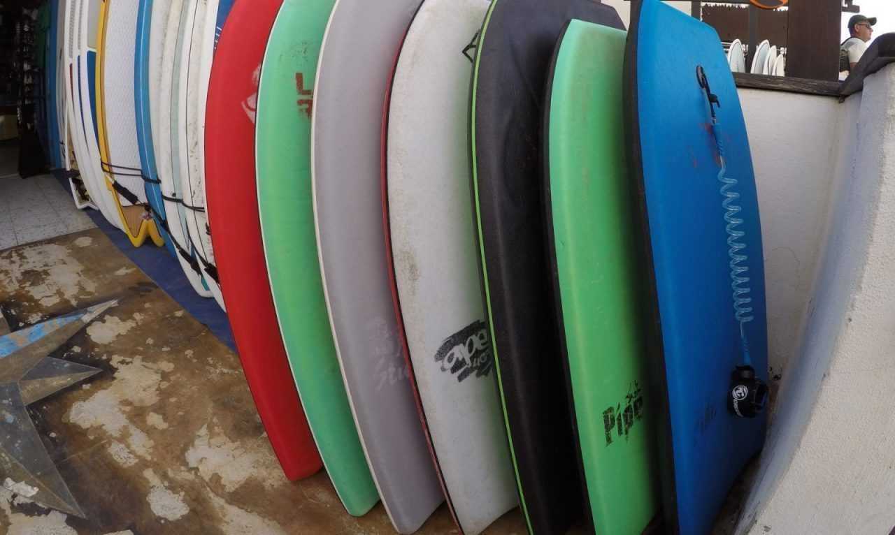 Rzędy desek surfingowych w sklepie w Famarze