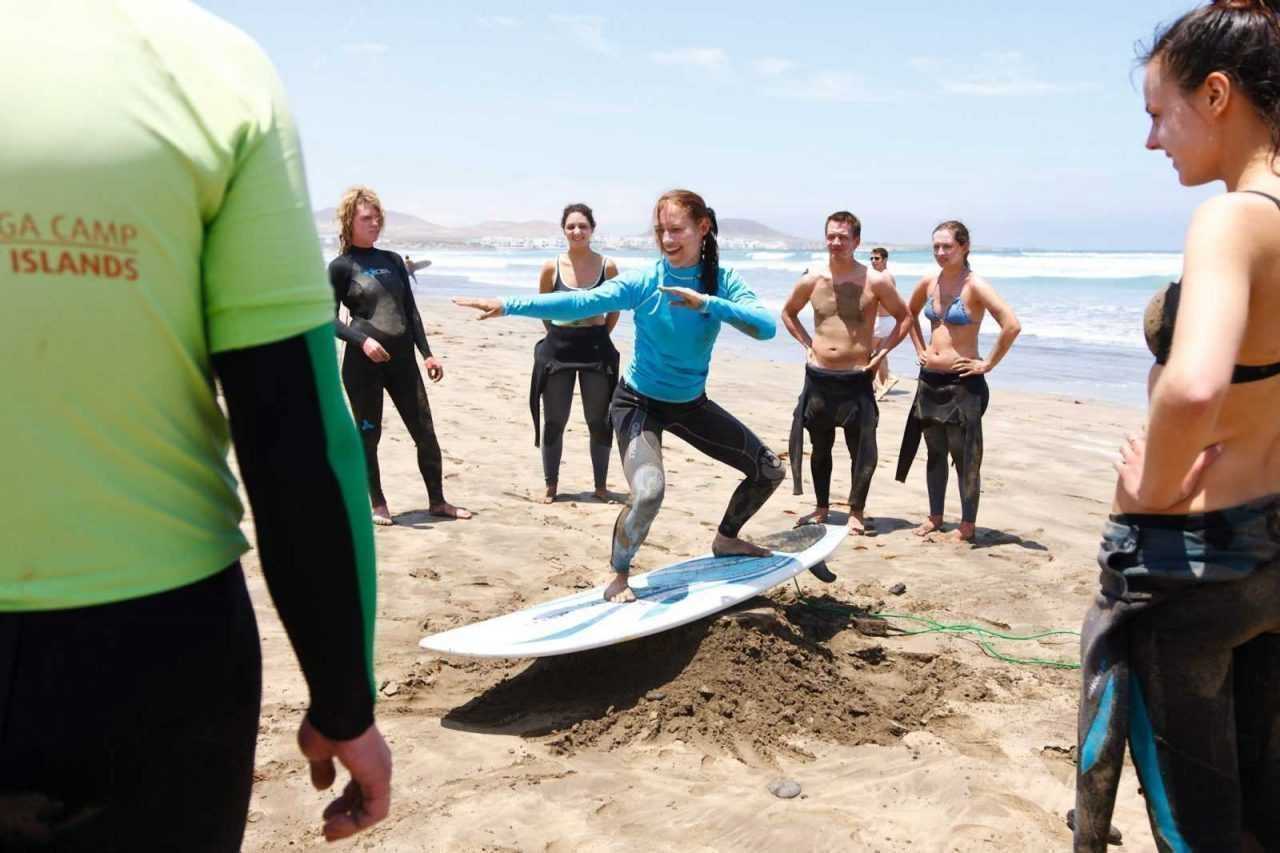 Grupa na lekcji surfingu na plaży Famara