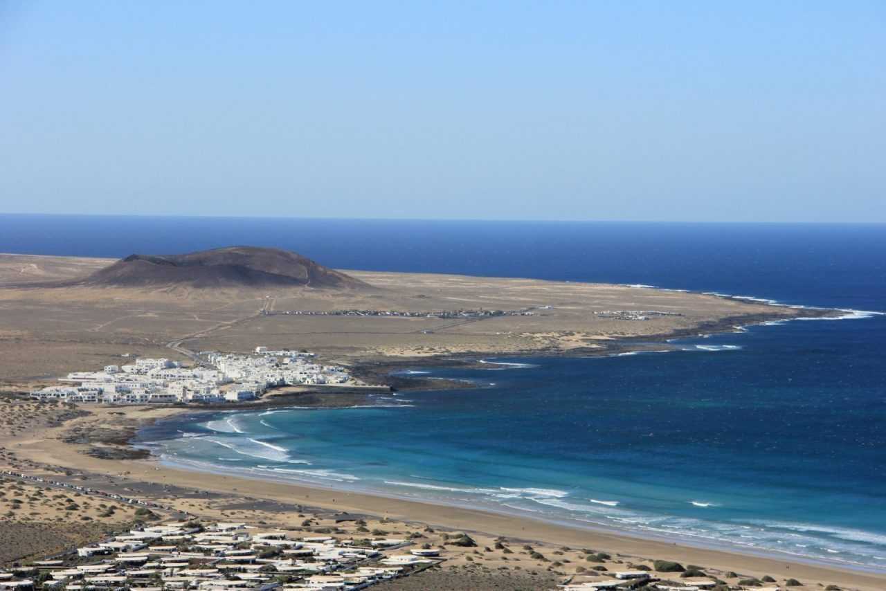Famara, klify Risco i La Graciosa z powietrza