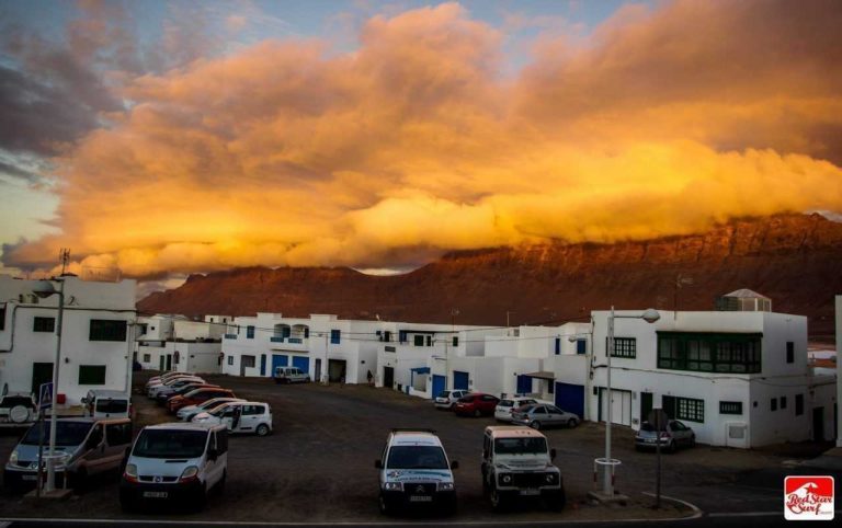 Zachód słońca nad klifami Risco i białymi domami Caleta de Famara, Lanzarote