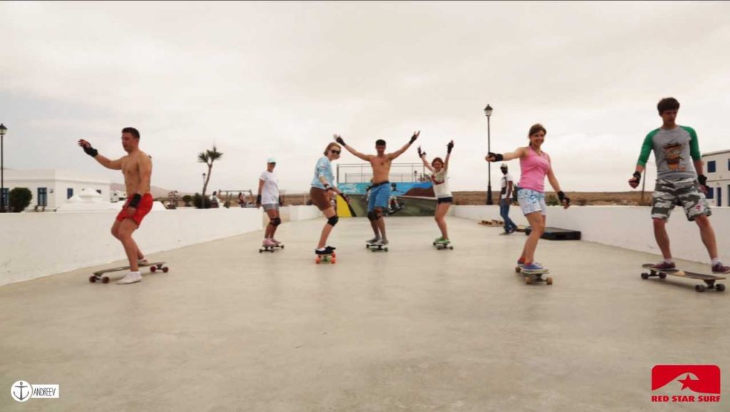 Sesja surfskate na dachu w Famarze