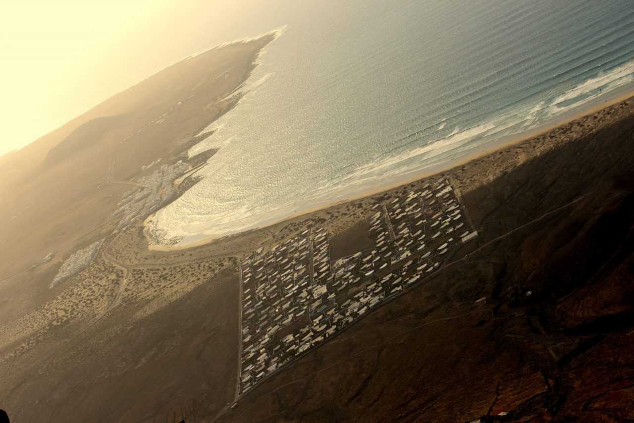 Plaża Famara i klify Risco z góry