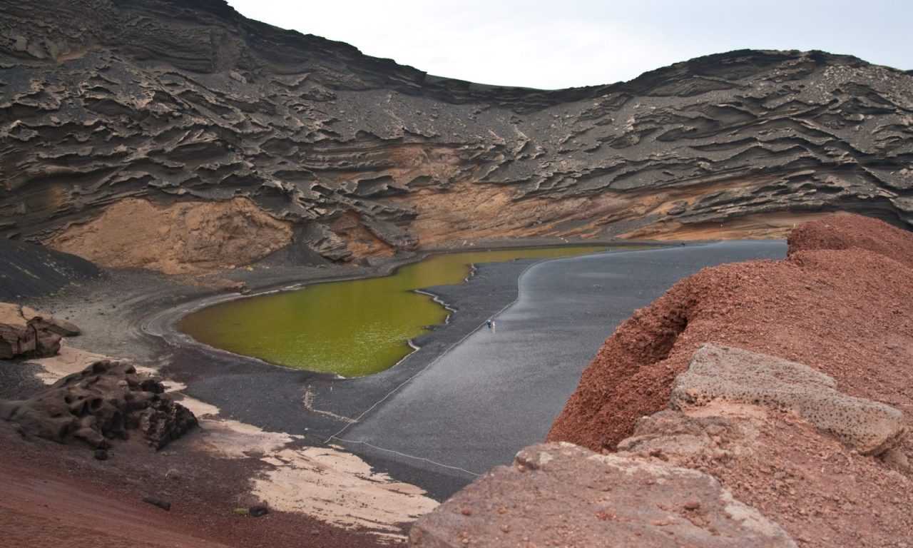 Zielona laguna El Golfo na zachodnim wybrzeżu Lanzarote