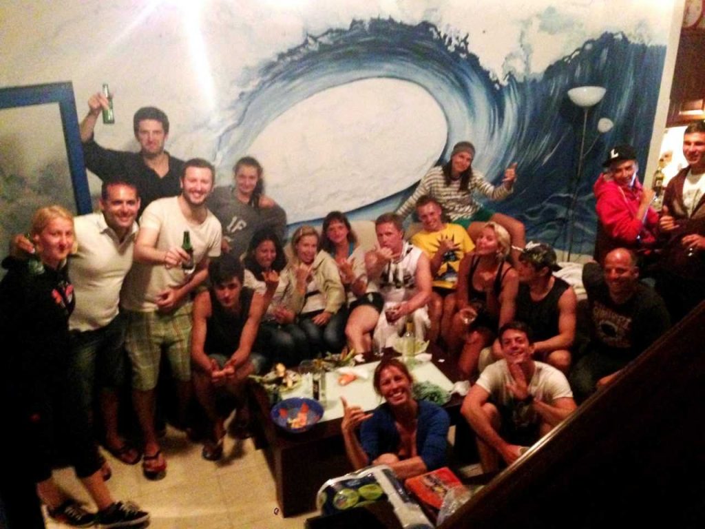Goście surf campu na kolacji w surf house