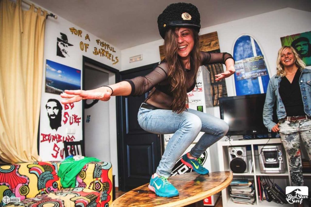 Gość surf house bawi się w salonie