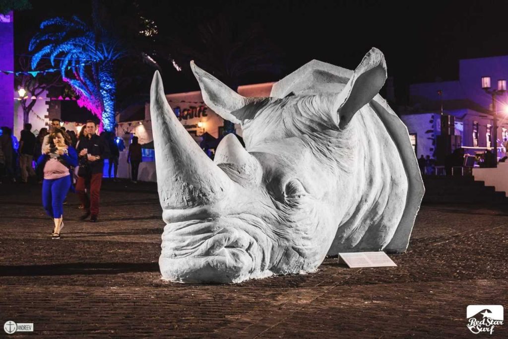 Instalacja artystyczna na nocnym festiwalu na Lanzarote