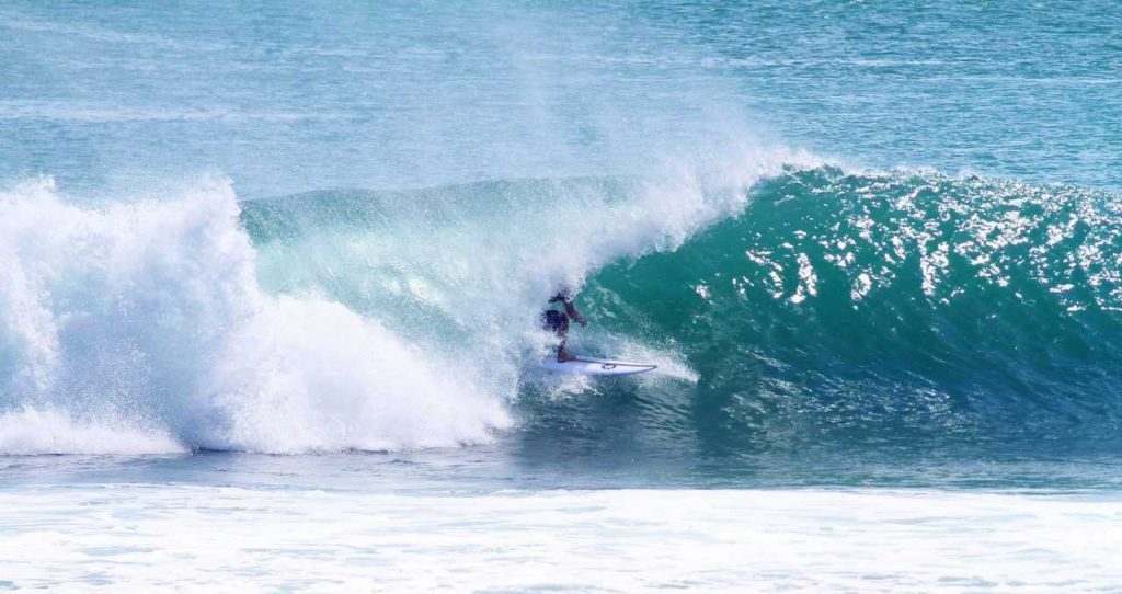 Surfer na pustej fali na Lanzarote
