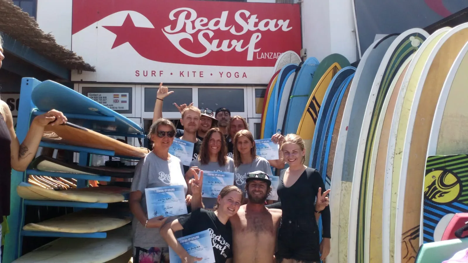 Kursanci z deskami przed szkołą Red Star Surf w Famarze