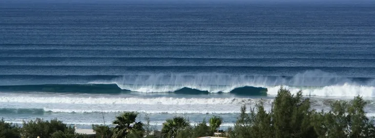 Vagues à Famara, près de l’école de surf Red Star Surf