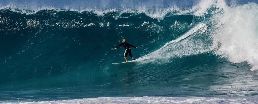 Surfer wchodzi w falę na La Derecha, La Santa