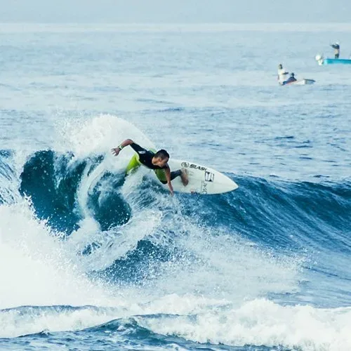 Zawodowy surfer Yeray García na San Juan, Famara