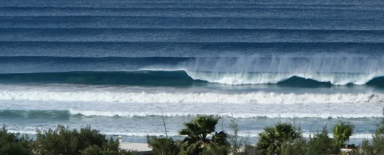 Onde a Famara vicino alla scuola di surf Red Star Surf