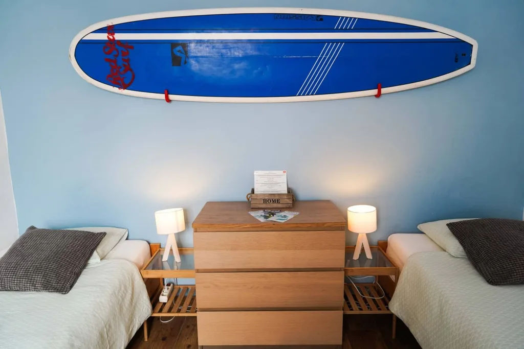 Surf house Casa 55 w Famarze — pokój Woodstock