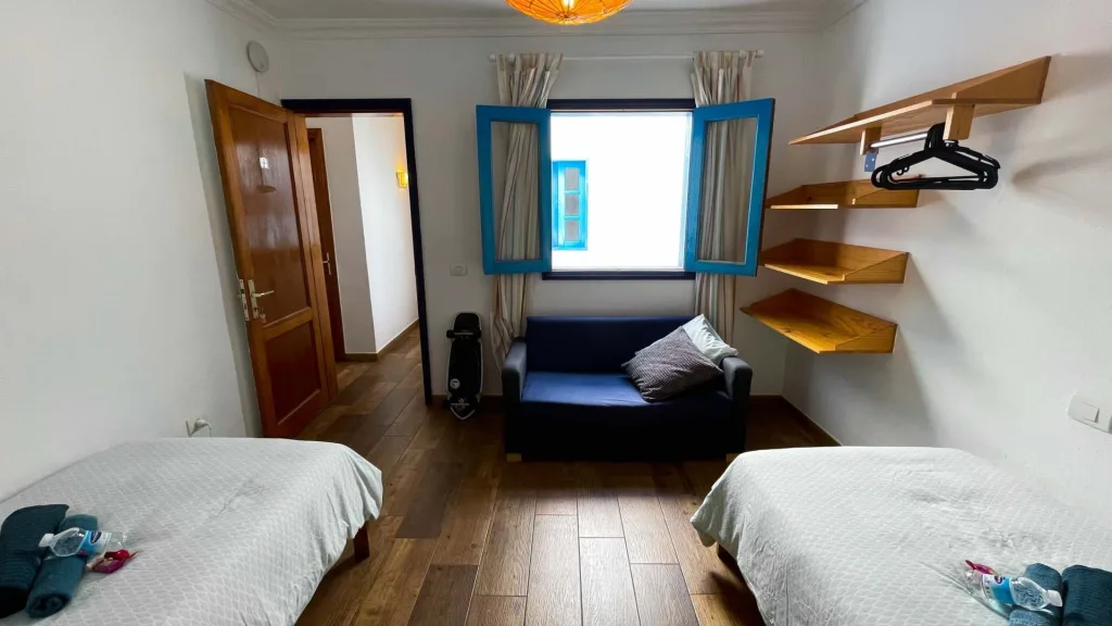 Surf house Casa 55 w Famarze — pokój Woodstock