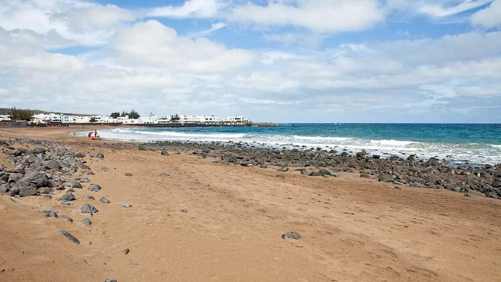 Shorebreak na plaży Arrieta, północno-wschodnie Lanzarote
