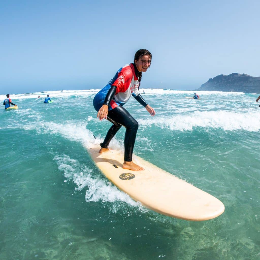 Cours de surf à Famara, Lanzarote — surfeuse Red Star Surf