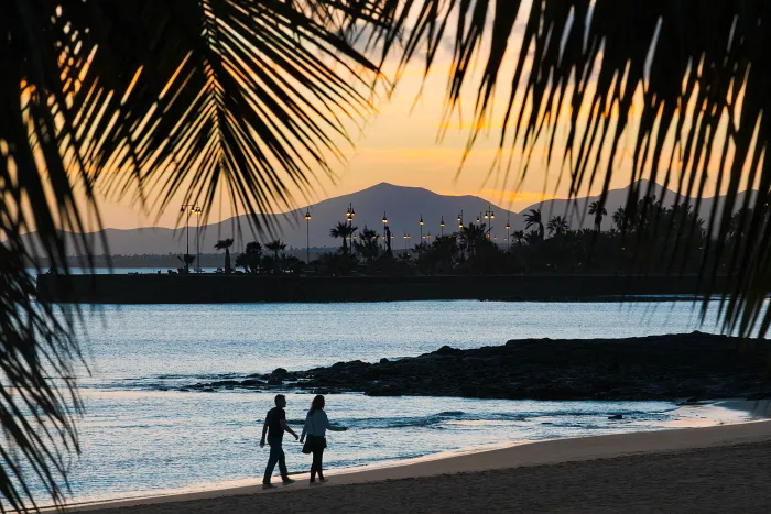 Playa del Reducto w Arrecife o zachodzie słońca