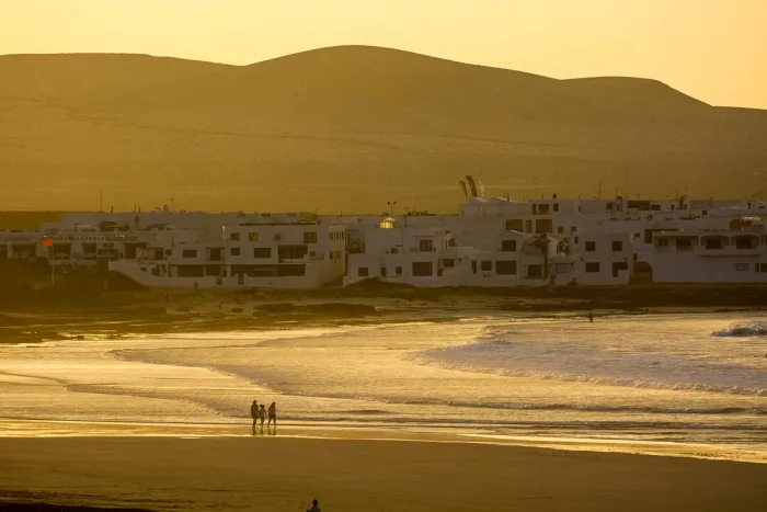 Zachód słońca nad oceanem na plaży Famara, Lanzarote