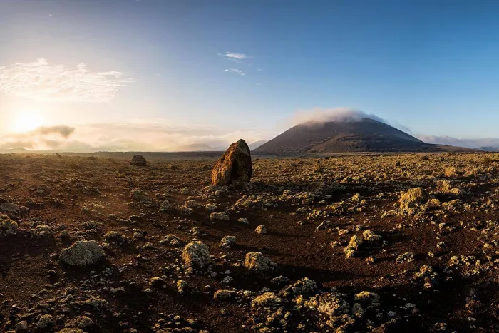 Krater wulkanu Cuervo w La Gerii, Lanzarote, o zachodzie słońca