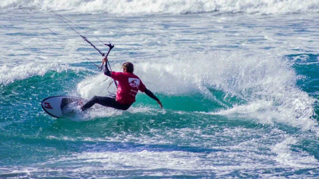Kitesurfer na fali w Famarze