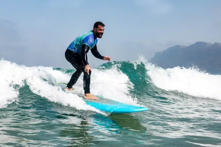 Surfer łapie falę na plaży Famara