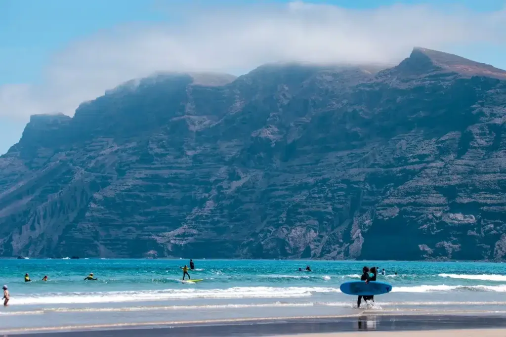 Klify El Risco nad plażą Famara