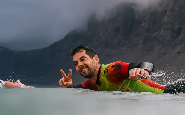 Student a instruktor se baví během soukromé lekce surfu na Lanzarote