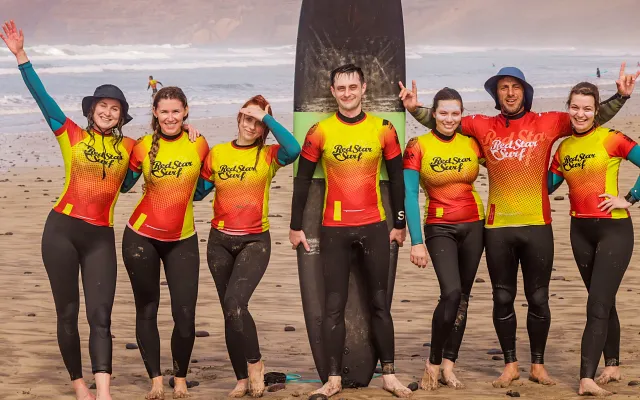 Lekcja surfingu dla początkujących z Red Star Surf