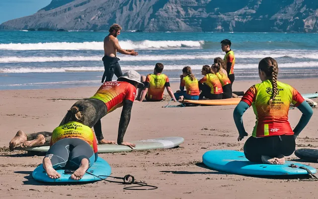 Instruktor surfingu z początkującymi na Lanzarote