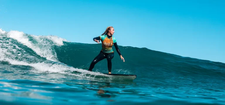 Średnio zaawansowany surfer na fali w Famarze, Lanzarote