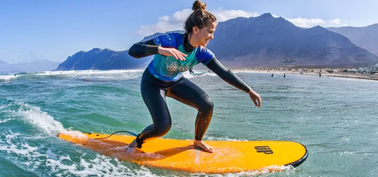 Lekcja surfingu dla początkujących na plaży Famara, Lanzarote