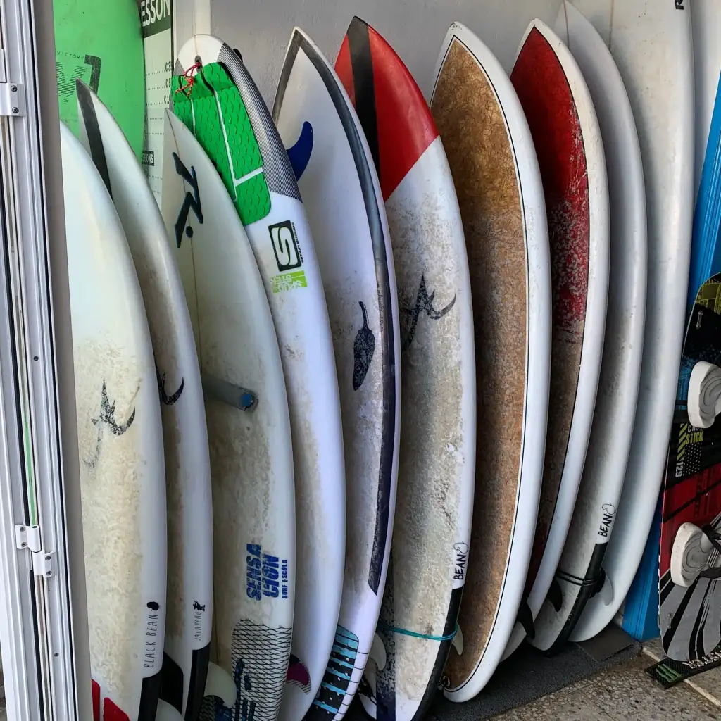 Deski surfingowe do wypożyczenia w Red Star Surf
