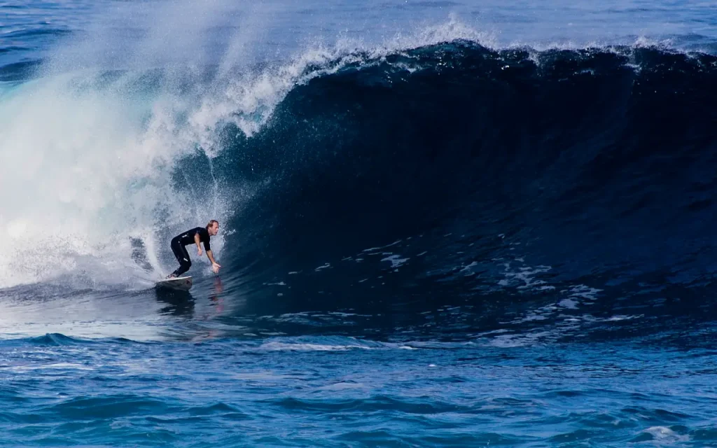 Surfer pod dużą falą na Lanzarote