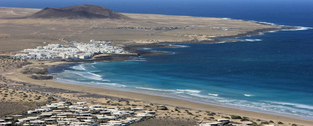 el codito famara lanzarote surf spot