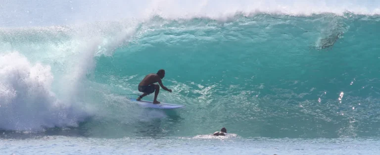 Surfer w tubie na Lanzarote