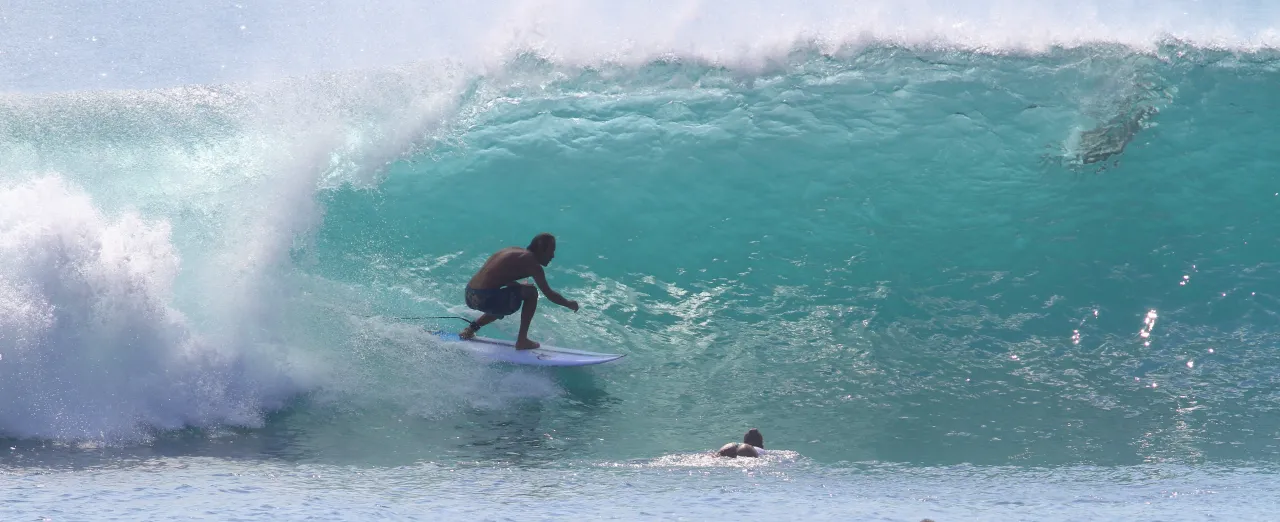 Surfer w tubie na Lanzarote