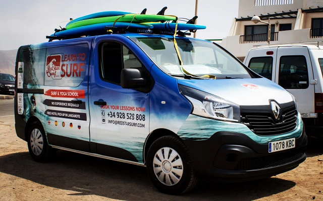 Van Red Star Surf z deskami na dachu