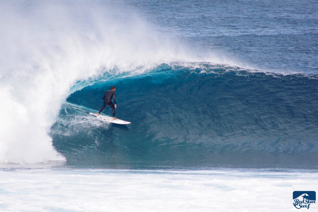Surfer w tubie fali na Lanzarote