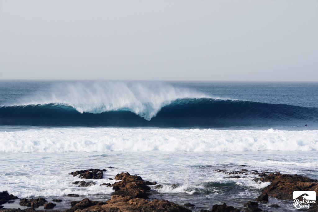 Fale łamią się na rafie na Lanzarote