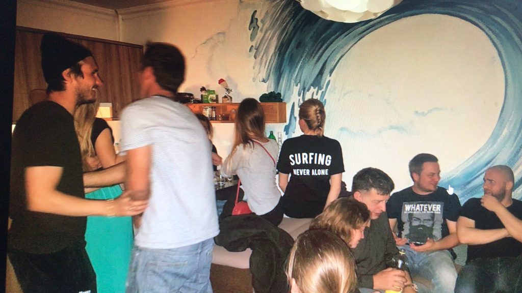Goście rozmawiają w salonie surf house