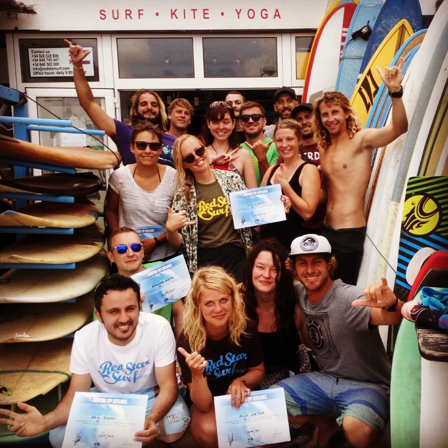 Grupa surf campu z certyfikatami w sklepie