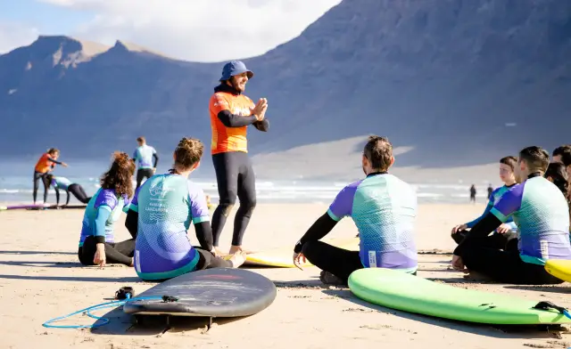 Teoria na lekcji surfingu dla początkujących na plaży Famara