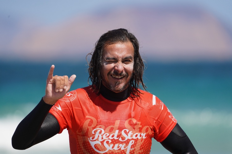 Instruktor Red Star Surf pokazuje shakę na plaży