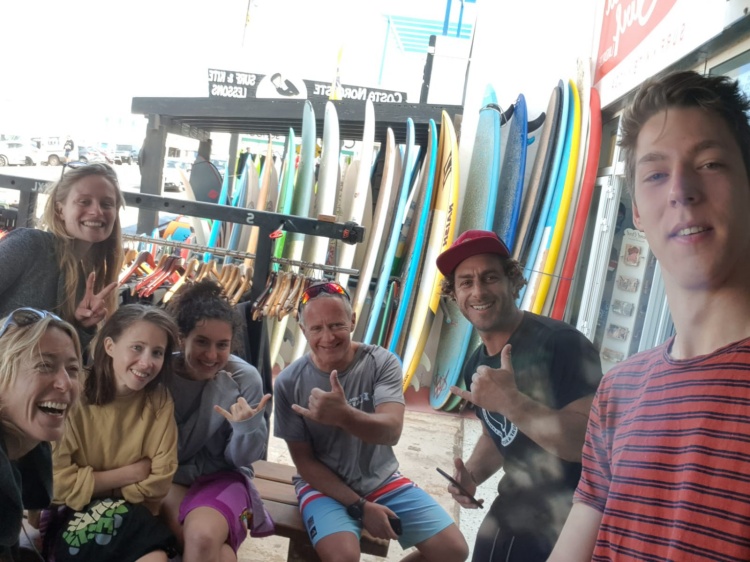 Goście surf campu przed sklepem Red Star Surf w Famarze