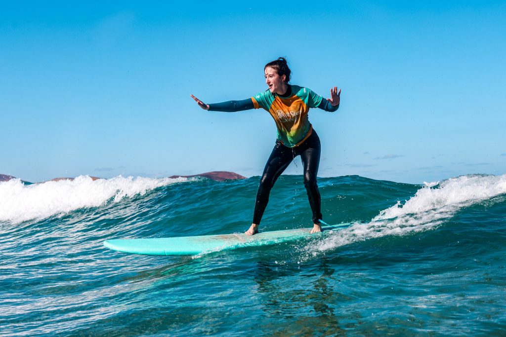 Surfer na fali w Famarze