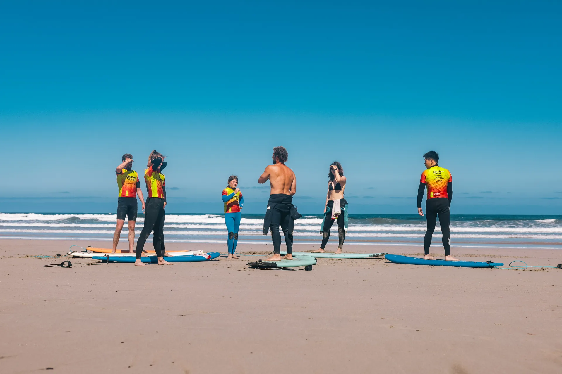 Grupa surf campu na plaży Famara, Lanzarote