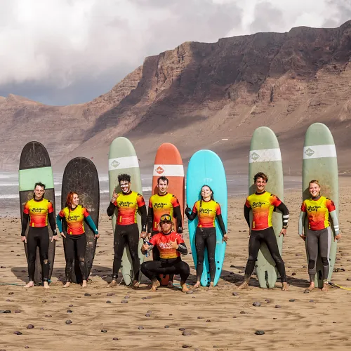 Grupa surf campu w Famarze, Lanzarote, z uczniami Red Star Surf na plaży