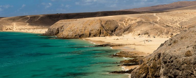 Plaże i klify Papagayo na południowym wybrzeżu Lanzarote